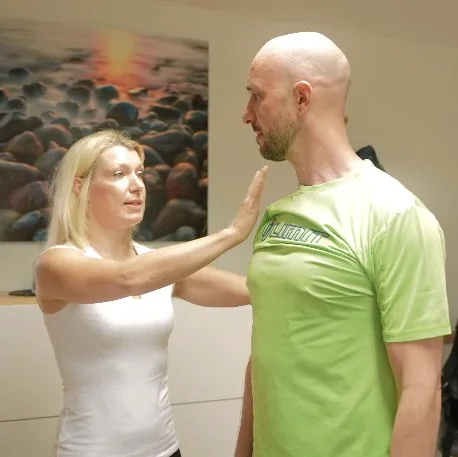 Vor der Behandlung schaut sich Physiotherapeutin Alexandra Groß den Patienten genau an. Hier geht es um die Analyse des Schultergelenks.